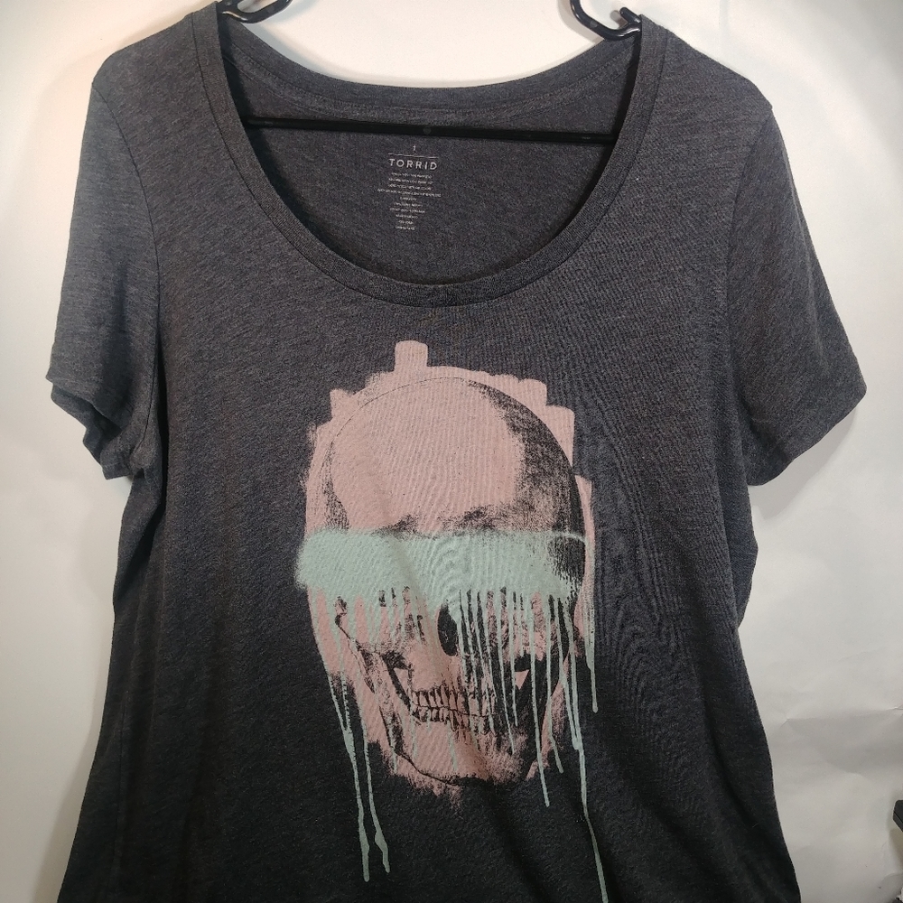 Torrid Graffiti Skull Gray Gym Shirt Size 1